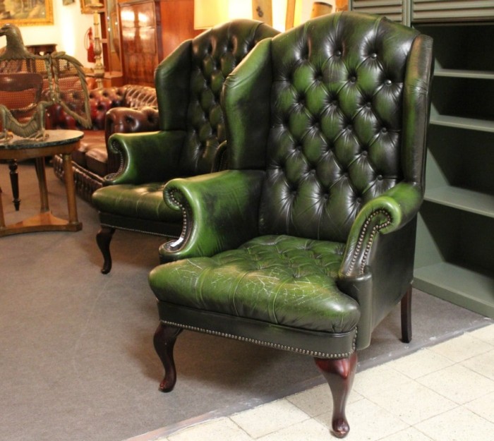 Потрескалось кожаное кресло