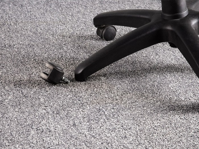 Отвалилось колесо у кресла