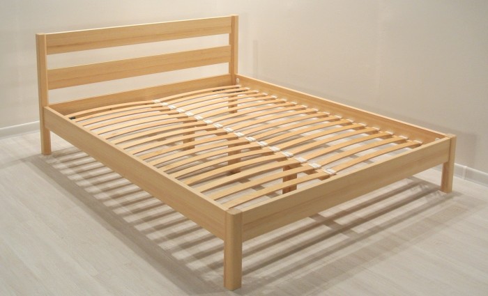 Деревянная кровать