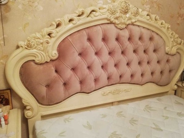 Перетяжка спинки кровати тканью