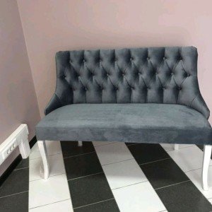 Каретная стяжка для дивана в кафе