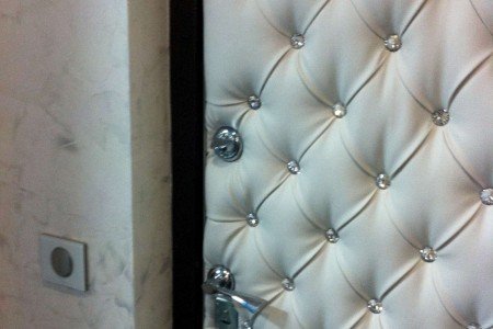 Обивка двери кожей